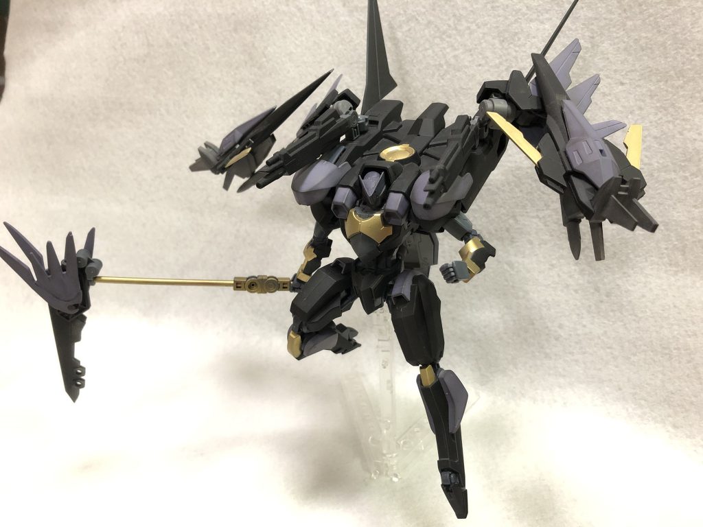 共通点は背中が大きく張り出している、という点のみだったのですが、サブアームと配色でかなり「それっぽく」なりました。
武器は大鎌と、サブアームのクロー、パイルバンカー。そして肩のライフルです。