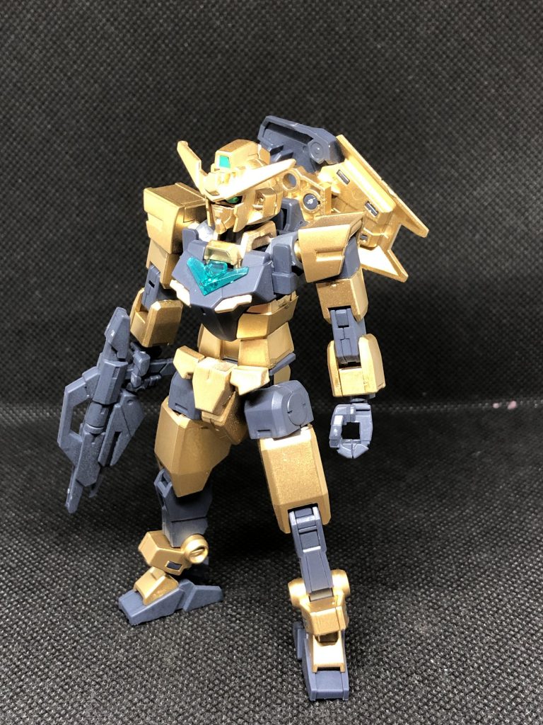 まずはコアガンダムを正面から一枚。コアガンダムの時点でかなり動いてくれていい意味で予想を裏切られました。サーベルラックと足首が異様に固いのは二機目以降のいい教訓にします。