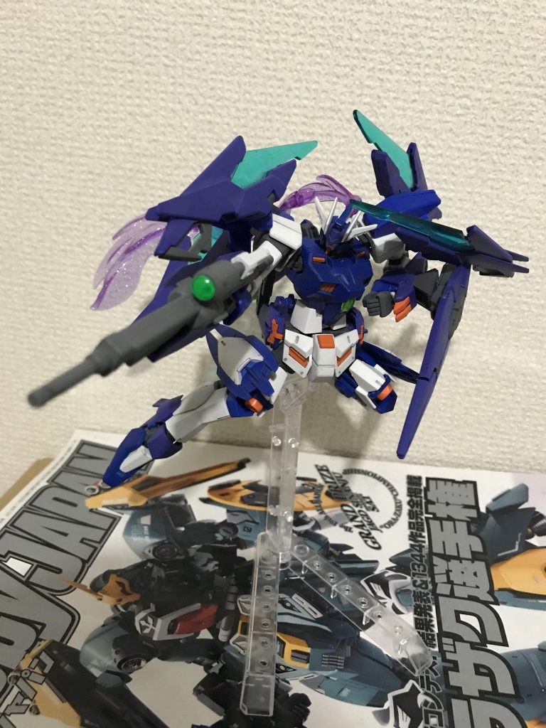 かなりピーキーな機体な為、高稼働時には粒子を全面解放する事で機体を制御している。高出力ビームライフルはスコープを大きくする事で命中精度が高い仕上がりになっている。