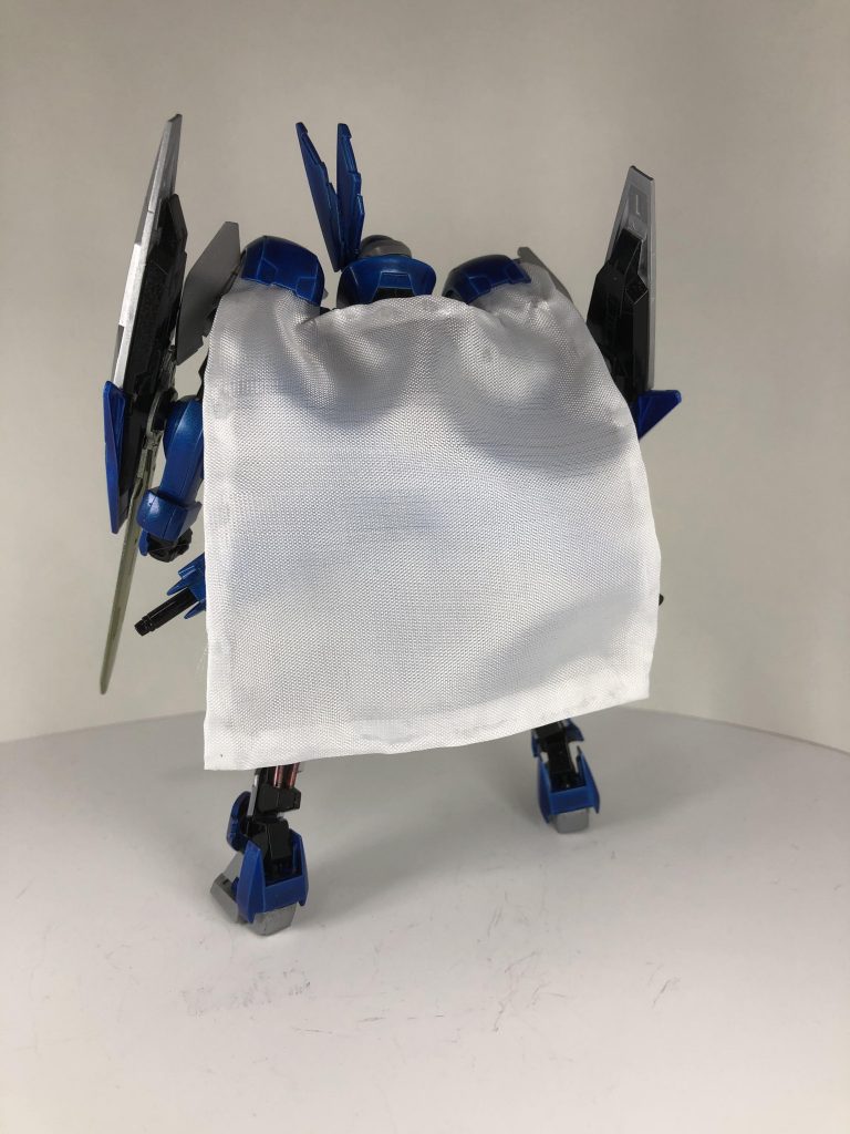 背面。100均はぎれで作ったマント装備。