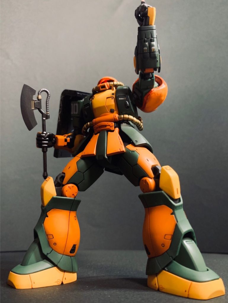 どっかで見たことあるようなポーズに…