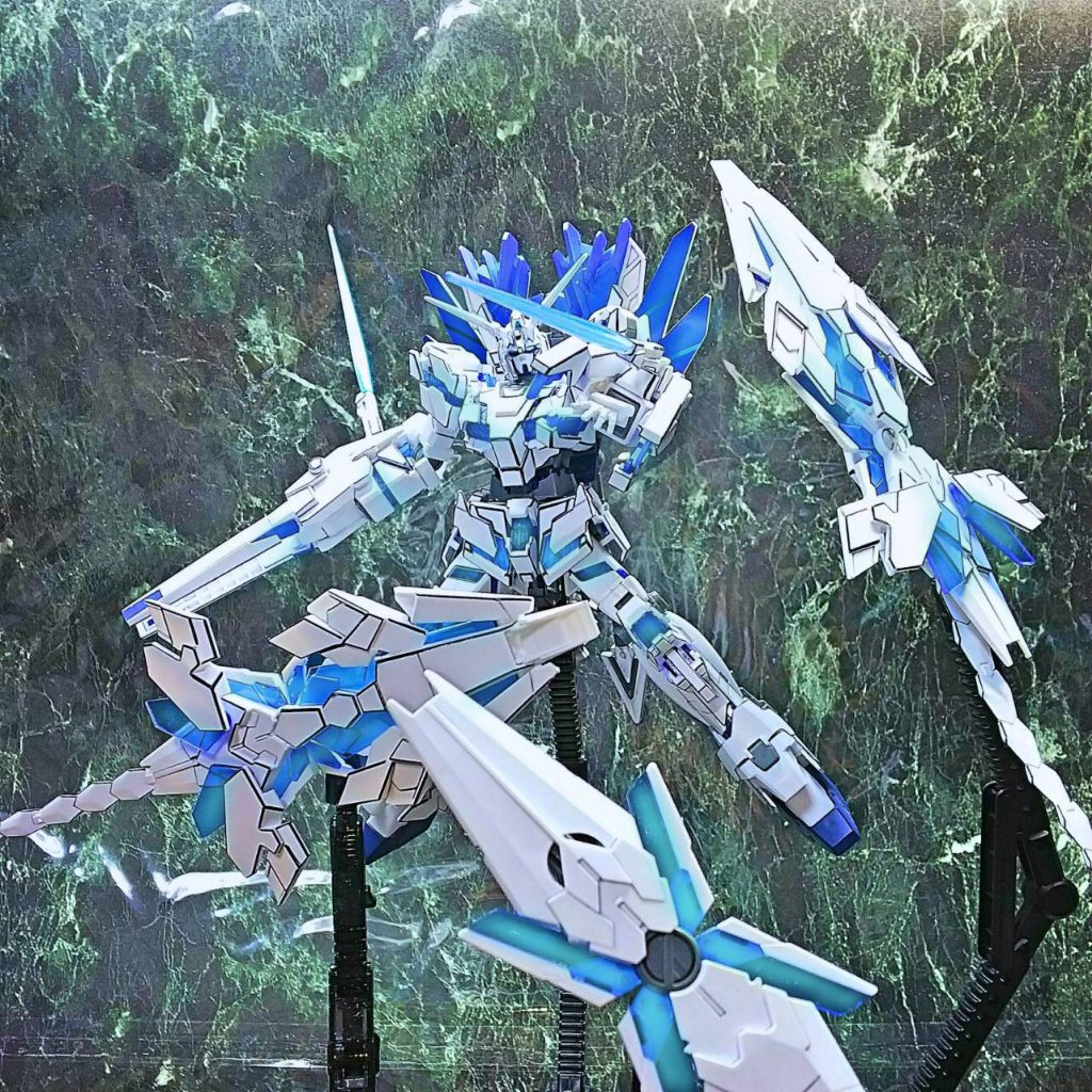 フェネクスの如くアームドアーマーを展開しつつ、バンシィの如く接近戦を仕掛けます。