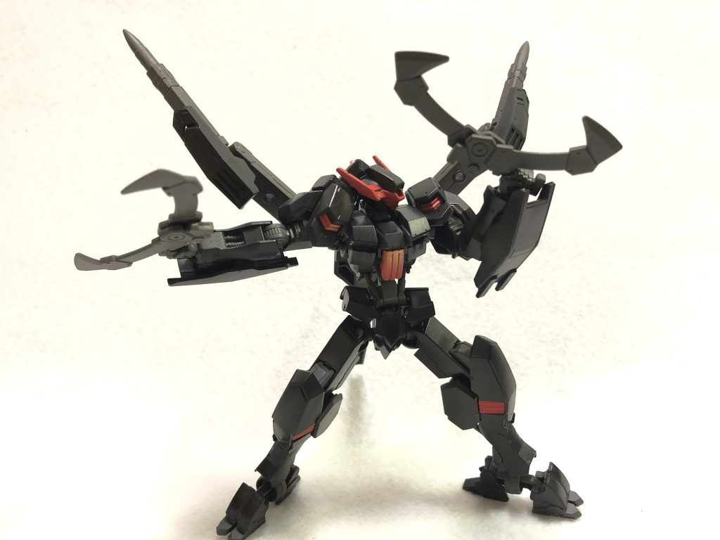 シザーナイフ。オプションセットの物を2つ組み合わせて作成。切り付けたり、敵を挟んで拘束したりといった使い方が可能です。