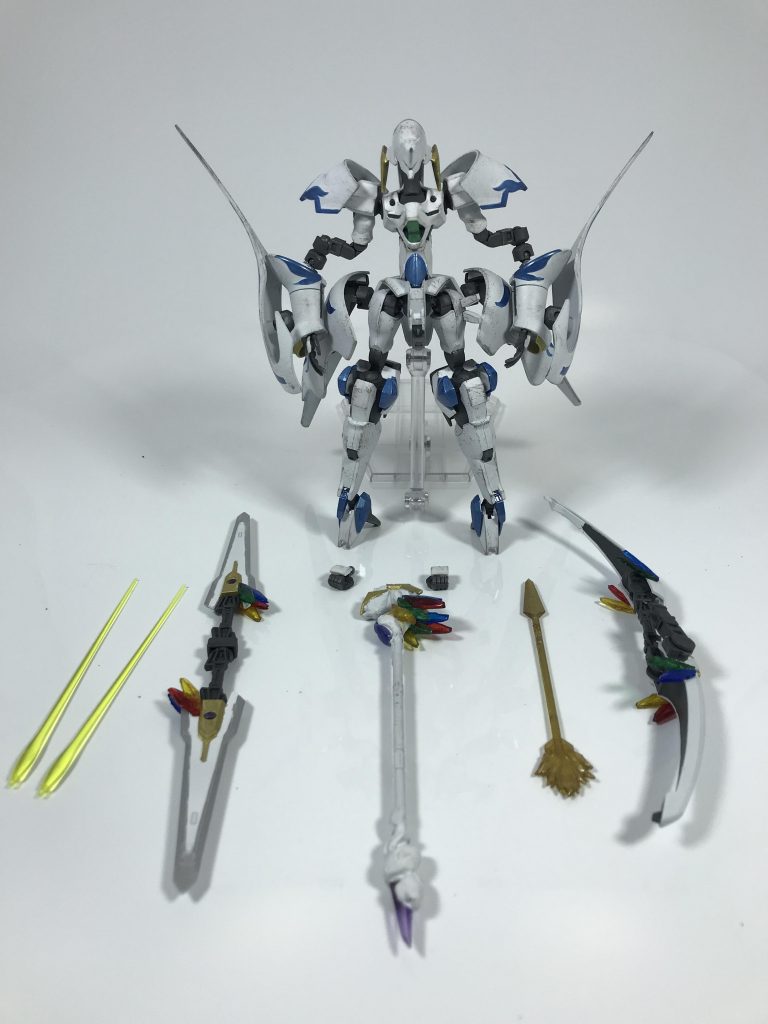 最後にはいつものスタティックディスプレイ。
今回は姿を変える精霊が宿る聖遺物が武装という事で、武装類にはほとんど汚しを加えないで作ってみました😌