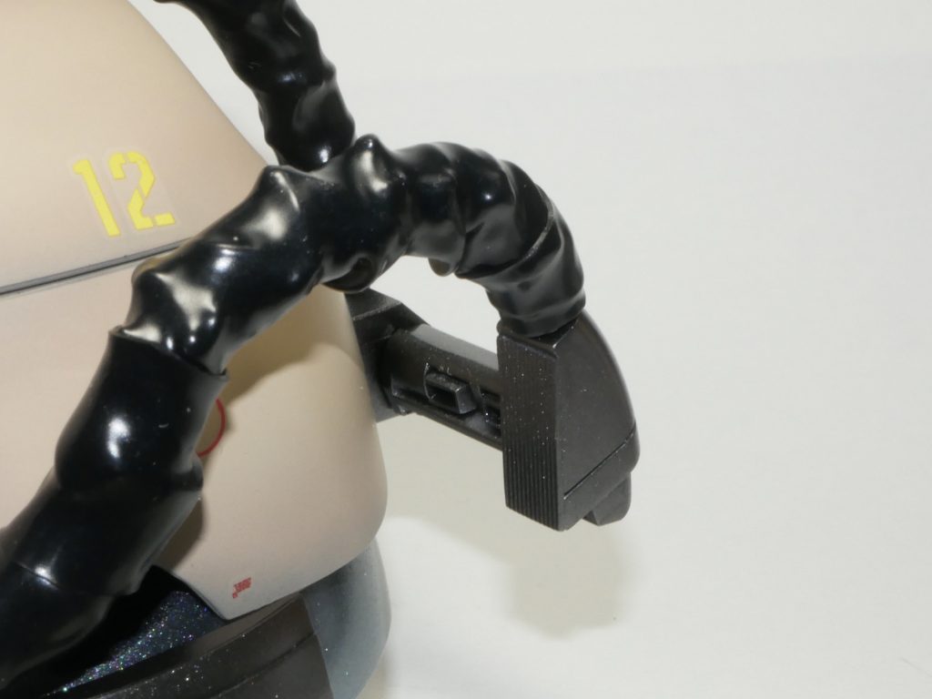 動力パイプが繋がる首の後ろのよく分からないパーツ(スラスター？)は肉抜きが目立つので、外側はスリット入りのプラ板、内側は角スラスターで蓋をしています。