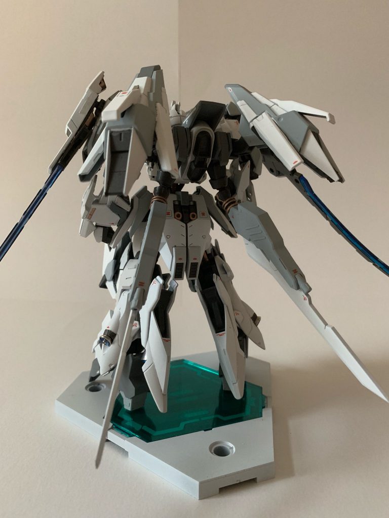 バックパックはアメストをベースにHi-νヴレイブのスタビライザーなどをミキシング。瞬間的な加速と高い機動力を備える。