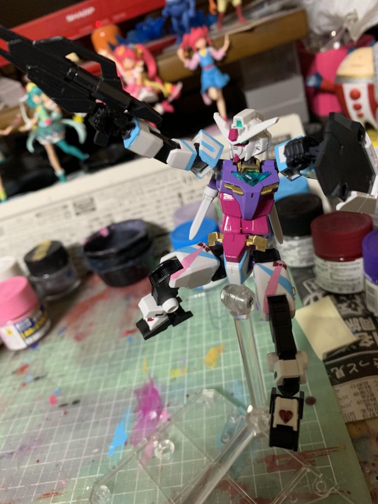 これは、明らかにやりすぎた故ゴテゴテしすぎて最早ゲテモノに近いカラーリングになってしまいました。
コアガンダムは割とこざっぱりとした印象です。
が、アースアーマー(アイドル)を装着する事でもっとゴテゴテしたガンダムに変貌するのです。