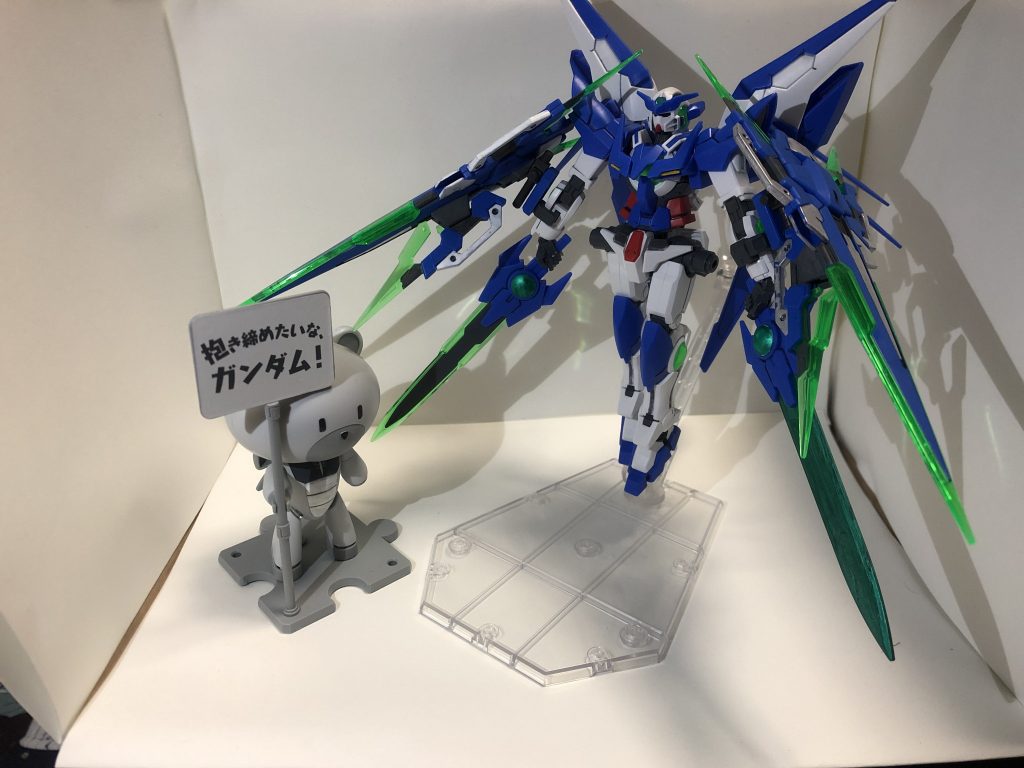 圧倒的ボリュームにハムッガイもびっくり
元々干渉の多いキットですが、無理矢理フルセイバーを装備した事で大変なことになってます
どうせそのままでも動かし辛いキットなので、開き直ってめちゃくちゃしてやりました
余談ですが、グラハムのこの台詞は本編ではエクシアに向けられたものではありません
知ったか炙り出し器として機能するかもしれませんね