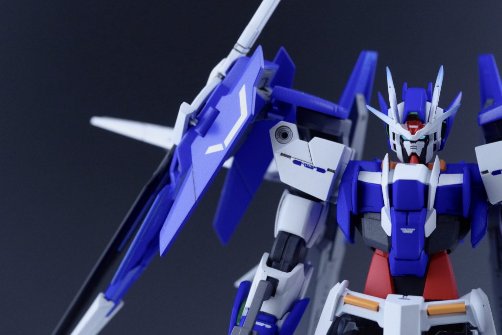 上半身アップ
ツインアイは付属のシールを切り取り貼っています。