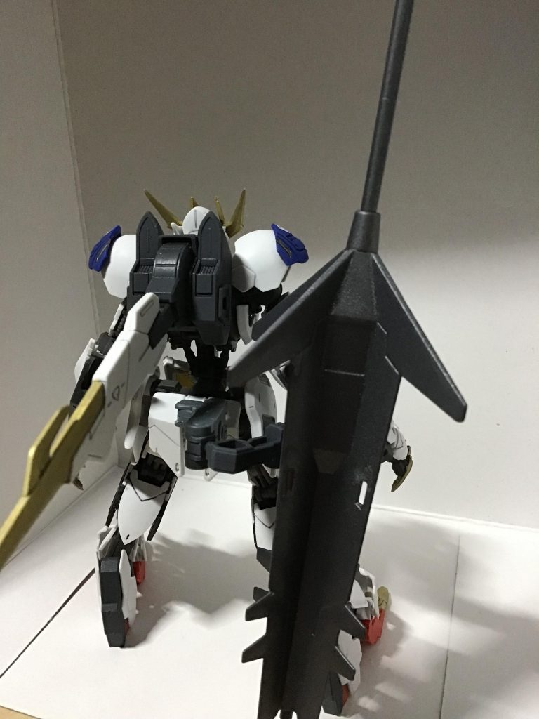 でっかいメイスは、アームで好きなポジションに移動させて、派手なポーズ取らせたりする時に、邪魔にならないように懸下出来るようにしました。