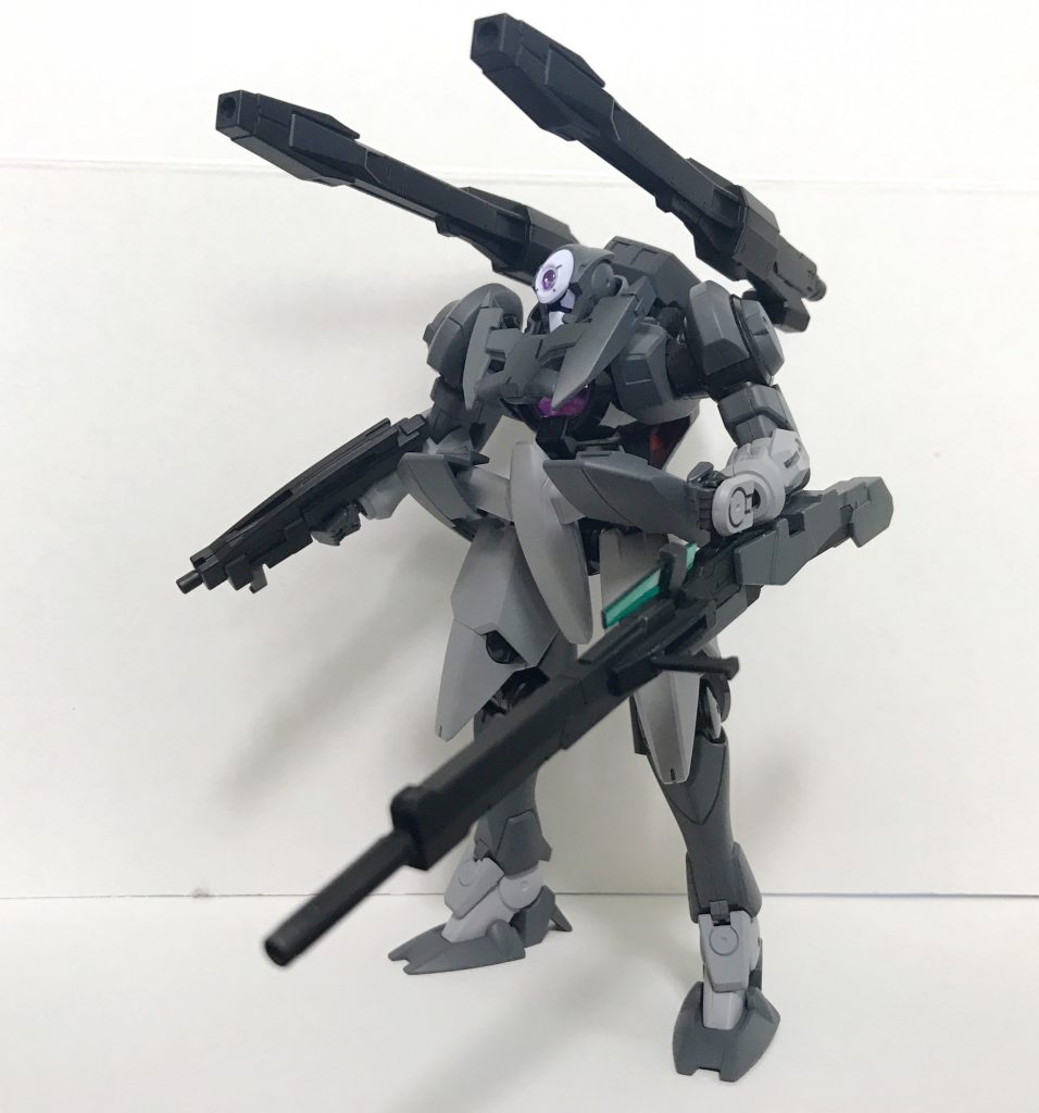 左腕にはGNロングライフル。キャノンぶっぱで蜘蛛の子を散らしてからの精密射撃。

エクシアリペアⅢの物をそのまま塗装。
元々腕全体で固定する物なのでそのままでは保持出来ず。
ジンクスの手パーツは余分にあるので武装を接着したものを保持専用として差し替えで用意しました。