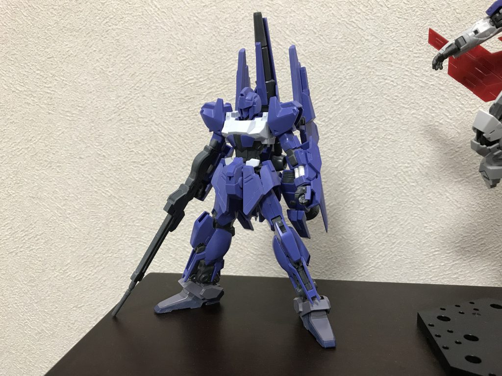 塗装前最終段階
百万式(メガシキ)の色は、百式のカラーをネガ反転させた色らしいです
この紫メインのカラーもかっこいいですよね
塗装する時紫、白、金で悩みました
今回はポーズ考えるのがめんどくさかったのでアクションは無しです