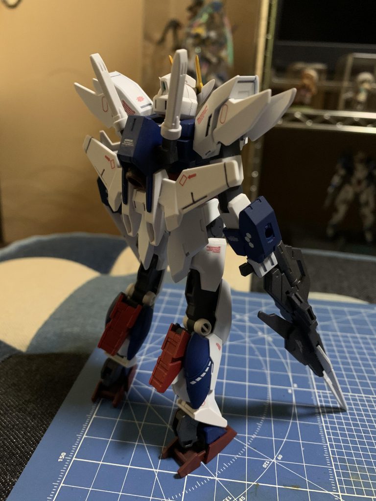 背景が雑でスミマセン;w
正面の情報量が多めなので、背面はあえてデカールを少なく、シンプルにしています。
アースリィアーマーの脚の赤はコアガンダムより少し渋めの赤を使用。