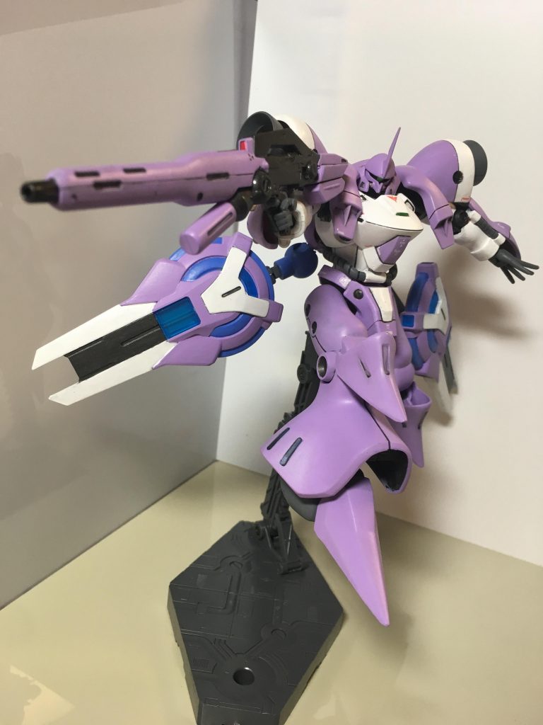 GBNの自分の機体として構想しました。

はじめてのカスタマイズは、好きな機体をベースに好きな色でまとめようと進めました。

ガーベラテトラの曲線に合うパーツを求めて、キュベレイにたどり着きました。

このポージングがお気に入り