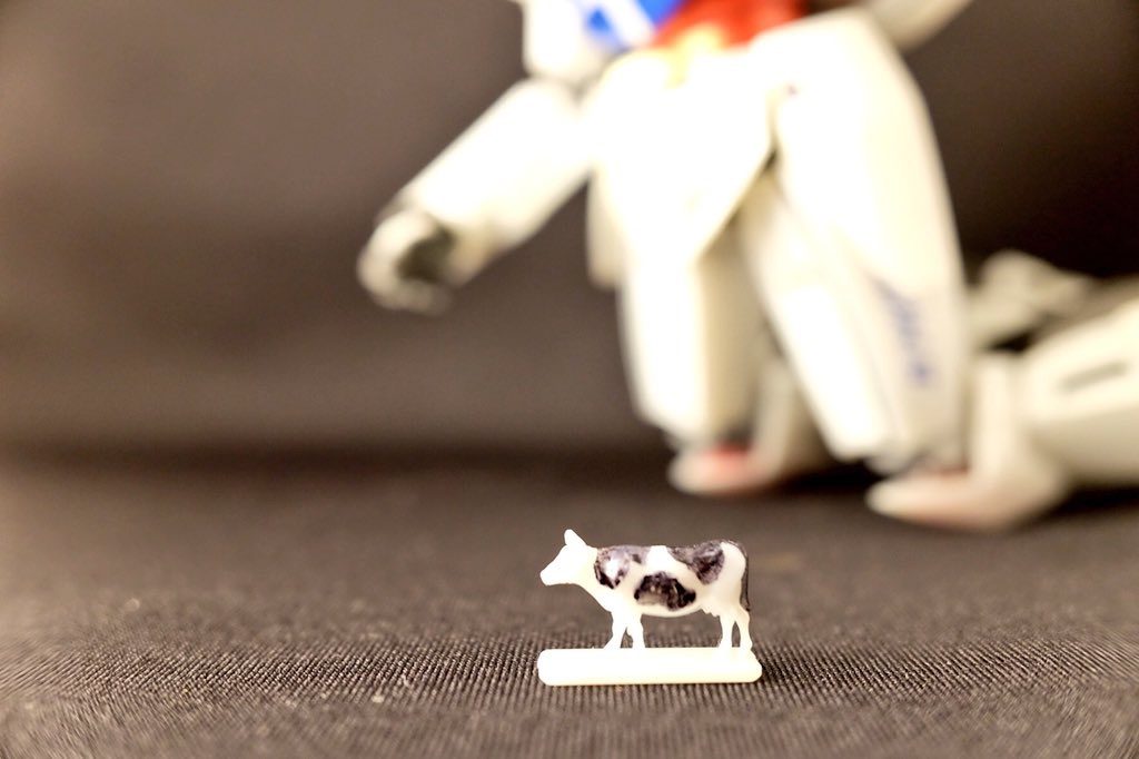 しかしこの子、元は単色造形でした。
模様はガンダムマーカーの墨入れで直接描いています。
牛を見る機会が多いので助かりました。
ホルスタイン様!  バンザイ!