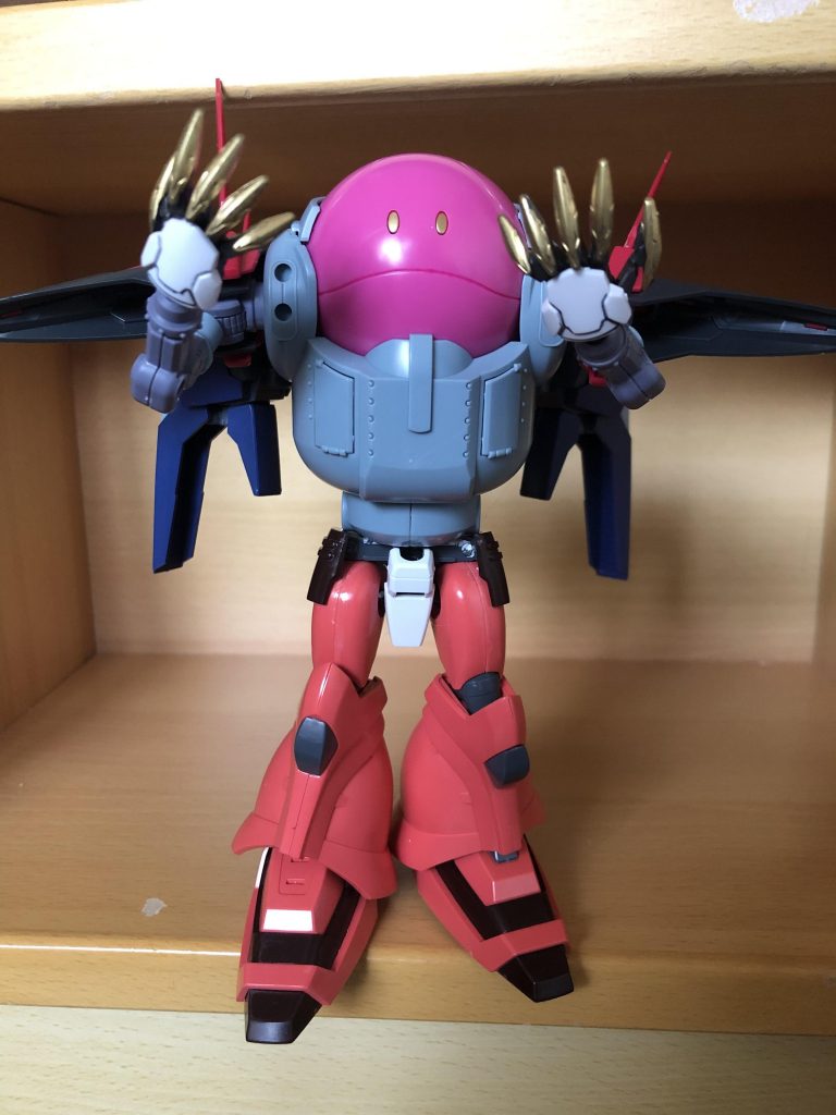 マスコットに武器は持たせられないので黄金に輝く鋼の爪を装着しました。