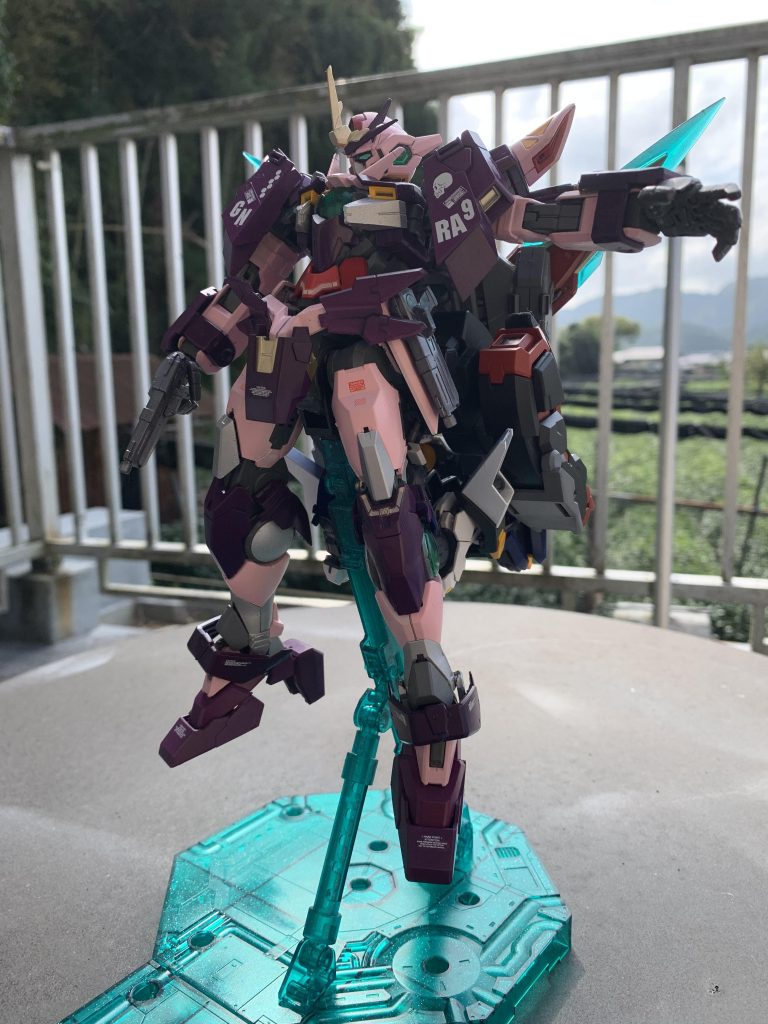 「ボス感を出したい!ボスなら特徴のある機体じゃないと!」という考えから、変形する大型バックパックに。