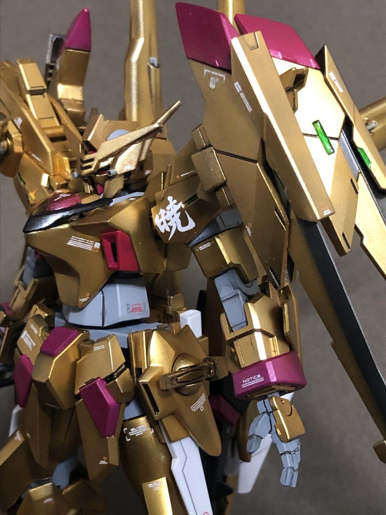 配色です
金部分:ウィノーブラック→スターブライトゴールド
赤部分:サフ→マルーン
グレー部分:サフ→グレーFS36270
白部分:クールホワイト
で塗装しました!