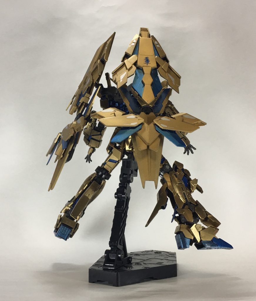 ユニコーンでは2mm延長した爪先を少し控え目に1.5mm延長。
背中に装備したシールド&アームドアーマーDEは後から見るとこんな感じです。