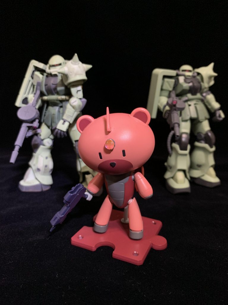 ザクズリーダーの背中に恐れおののいているのだ。戸惑っているわけではない…はずだ