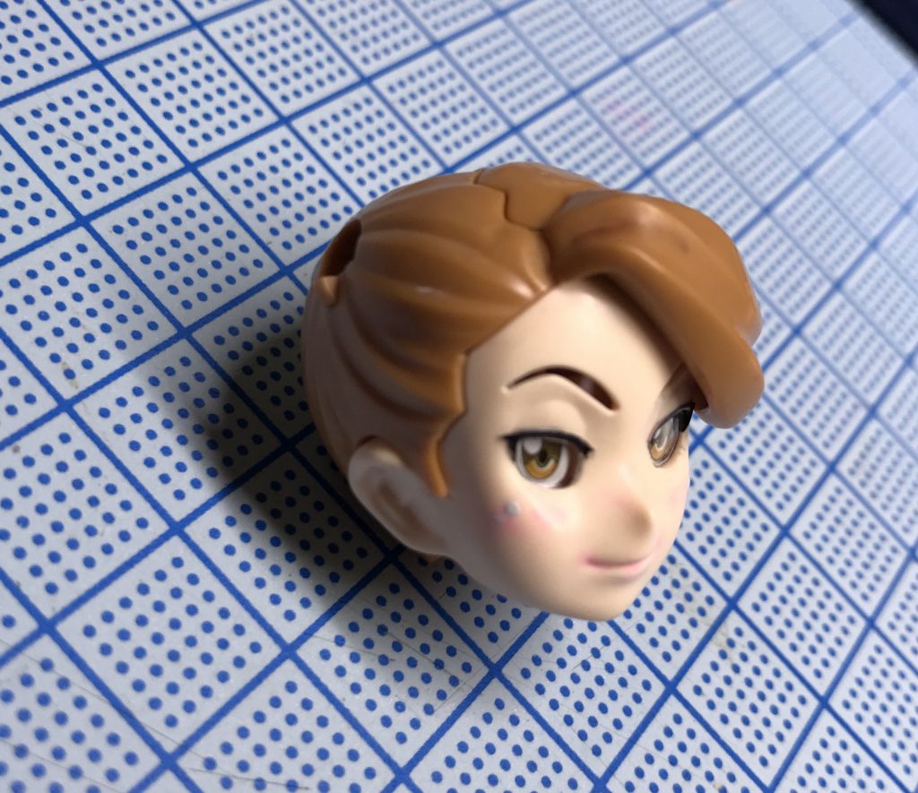 最初は透明瞳パーツver(上写真)で作る予定だったのですが、シールのが異常に可愛かったのと、
透明プラが、角度によっては変な形に光を反射してしまい、可愛く無くなってしまうため、断念しました。
しかし、シールの可愛さはダントツです…