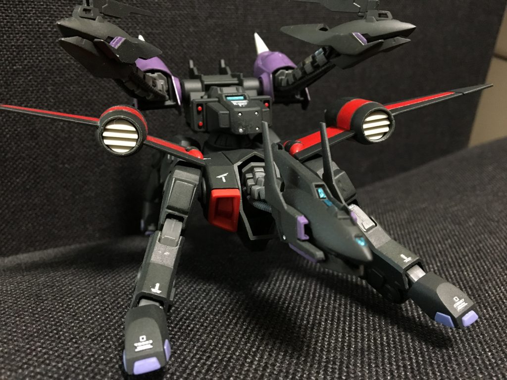 モノアイカバーを下げて無限軌道を。
削り込んだので、ちゃんとモノアイを収納することができます。