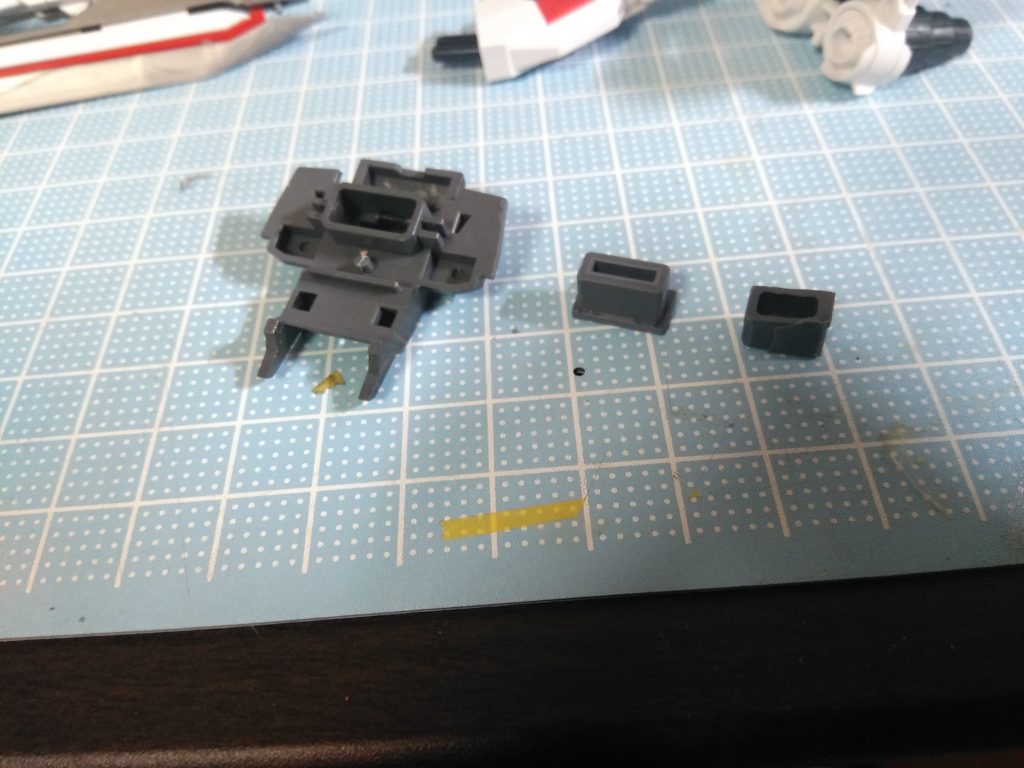 背中のフレームの接続部分を十字に切り欠き裏から適当なポリキャップ(右)を仕込めば思いのほかフライトユニットをがっちり固定できます。
(通常のストライカーパックを接続する際は標準のポリキャップ(左)に変えればどちらのバックパックも接続可能です)