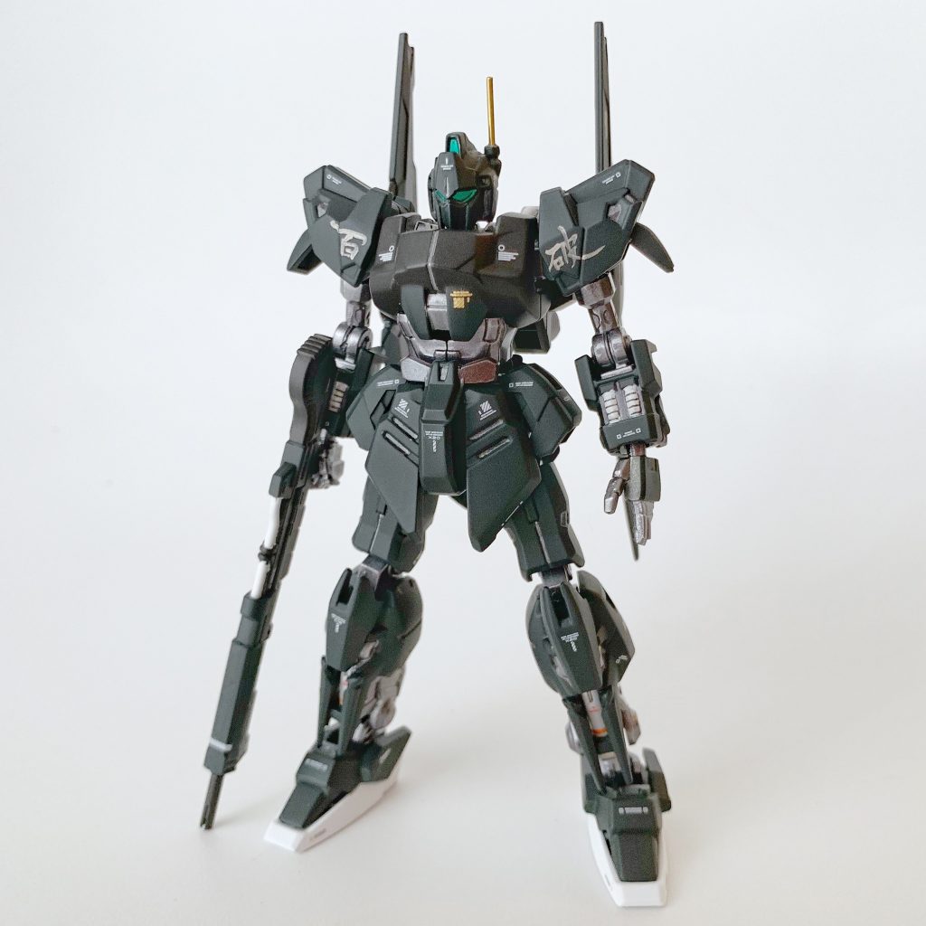 命名は、「壊（CRASH）」=大きな衝撃や音を立てて壊すイメージ・壊滅的な破壊の程度という意味なので、最も基本的で一般的な破壊の表現であり破壊の「壊」の前の文字「破」をとって『百式破（BREAK・ブレイク）』としました。BREAKには「約束の破棄」という意味合いもあるので、百式=金色という約束の破棄というダブルミーニングも込めています。