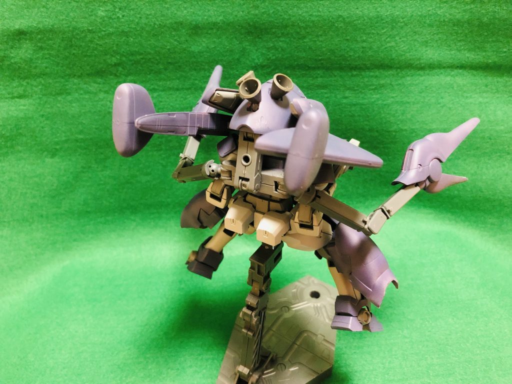 背面。ヴァルヴァロはアームアームズで接続しています。