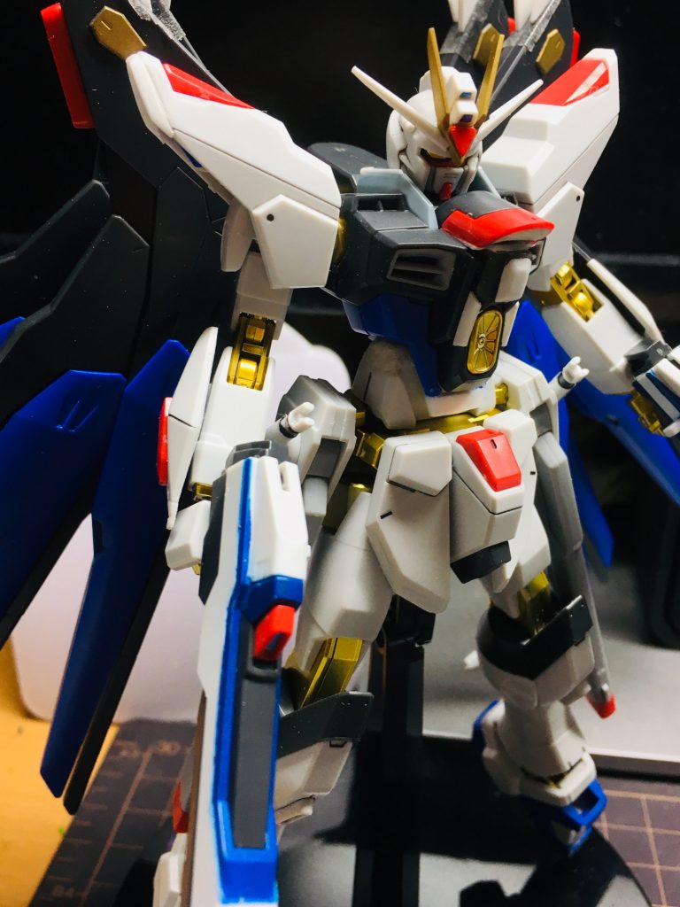 肩パーツの延長からコックピットのカバーパーツも角度を変えています。
胸の部分のディテールアップ、コレには私の解釈が入ってあり劇中でキラ・ヤマトは撃ちたくないと何度も言っていたので、破壊力の強いビームを自分なりの解釈で、奥まるように加工してあります!