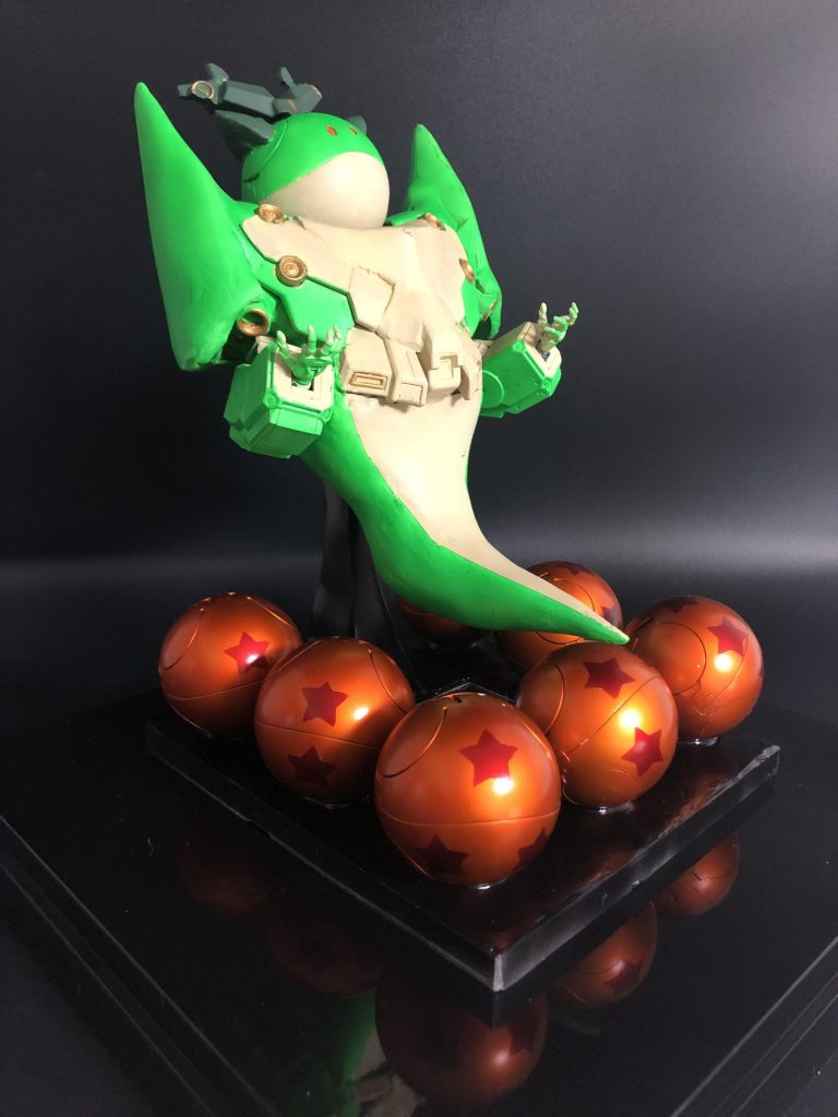 ケースの高さも考え、ボールに当たらない角度で胴体も作成しています。
全体をパテにしてしまうとガンプラ要素がほぼ消えてしまうので、あえて腕はほぼネオジオングのまま塗装のみしました。