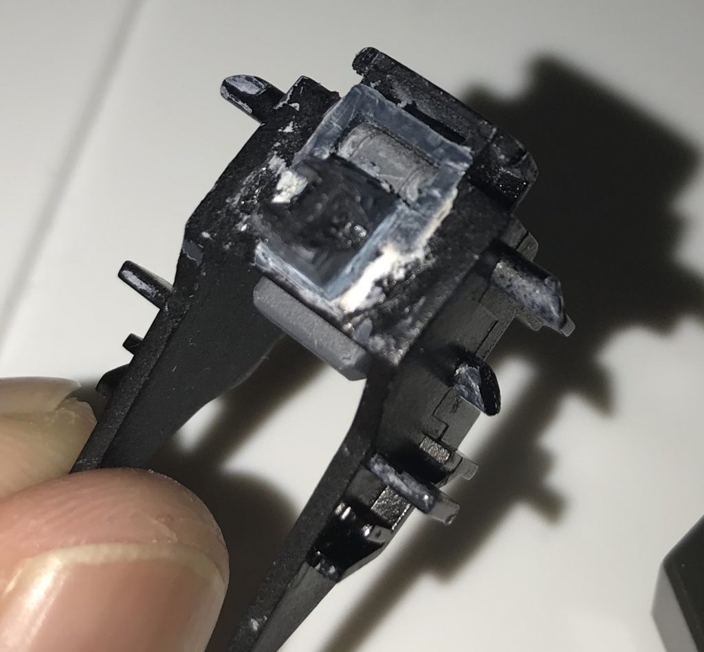 フルアーマーユニコーンのバックパックの接続部分を切ってνガンダムのバックパックに接着してバックパックを取り付けるまでは良かったのですが、νガンダムのバズーカやファンネルを支えるほどの保持力が無くてグラつくのでもうちょっと上手くできれば良かったなーと思いました。