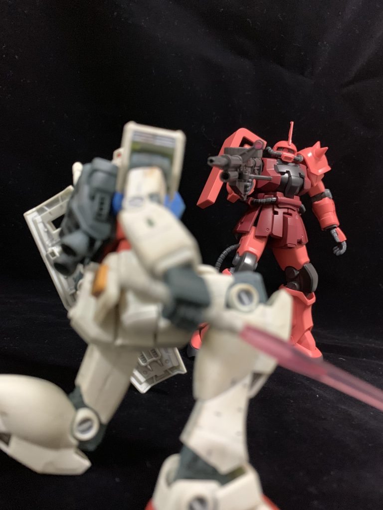 迫り来るザク!窮地に立たされるガンダム!!どうなる?!