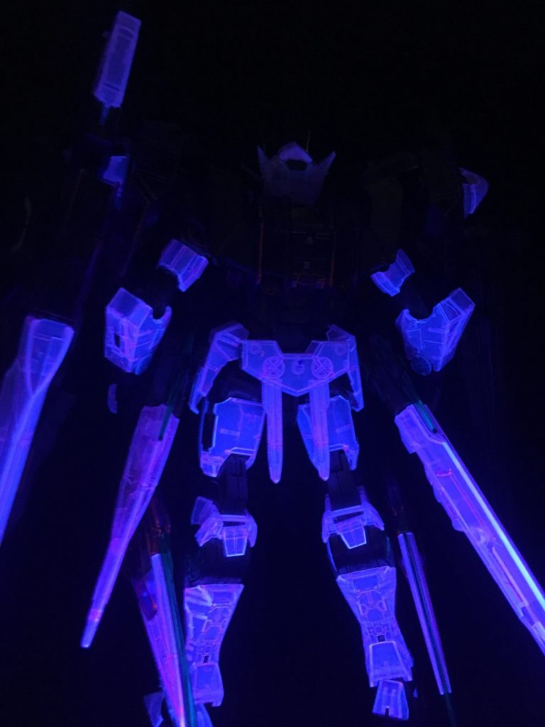 ブラックライトを当てるとピンクに発光します。(スマホカメラの限界…)