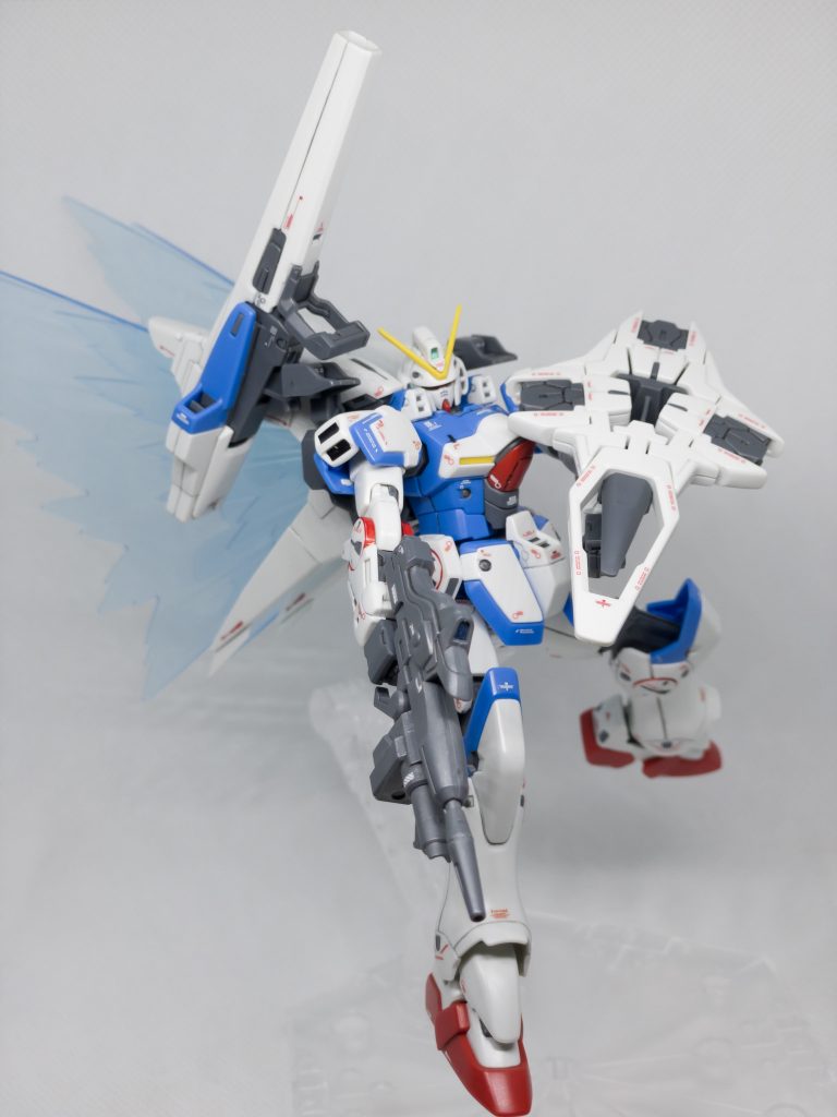 ミノフスキーシールドを構えて。