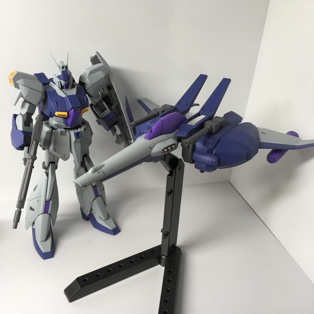 バックウエポンシステムと合体させたのも撮ろうかと思いましたが、塗装ハゲが怖くて合体させませんでした。可変機はこの辺りのクリアランスが自分には難しそうです...