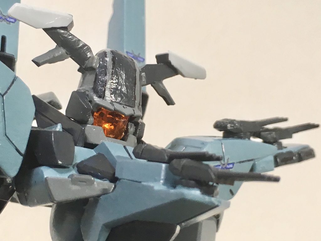 艦橋もといコクピットにはフォースのメンバーが揃っており、艦長のグラハム・エーカー、操舵手のビリー・カタギリ、電子担当の電子の歌姫 マリナ・イスマイールが居ます。更にコクピットのスクリーンの上にマリナ専用ステージが設けられ、戦闘BGMとして『まさしく愛、覚えてますか』『乙女座Sentimentalism』『僥倖飛行』などのナンバーを歌の上手いメンバーが歌ってくれます。しかしコクピットの前に立たれてノリノリで歌われると前が見えないと他のメンバーからは不評です。