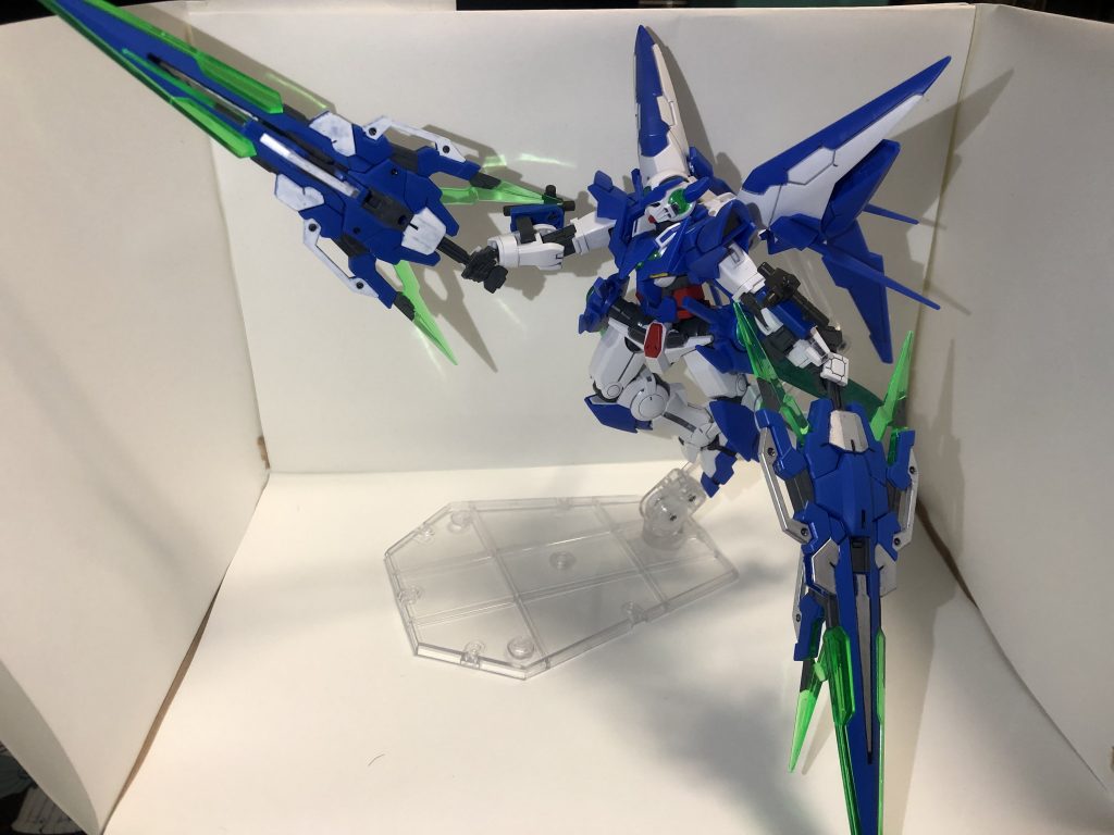 デフォの剣をマウントして手持ち装備に
甲の後付けになりますが保持可能です
強そう
これならジュリアン先輩もぐちゃぐちゃに出来るかも