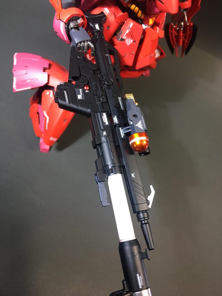 ロングライフルバズーカにはwaveのh-eysで若干ディテールアップしてます😊(赤丸のとこ)

上部のスコープはそのままだと取り付けられないので削り込んで接着してあります