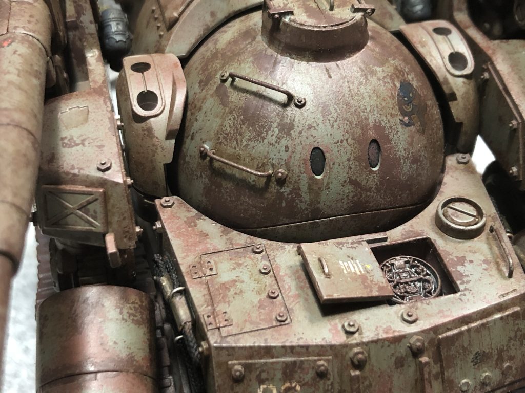 水をつけて塗装を剥がした後デカールを貼り
錆チッピングやストレーキングを入れて年季を感じるように仕上げる