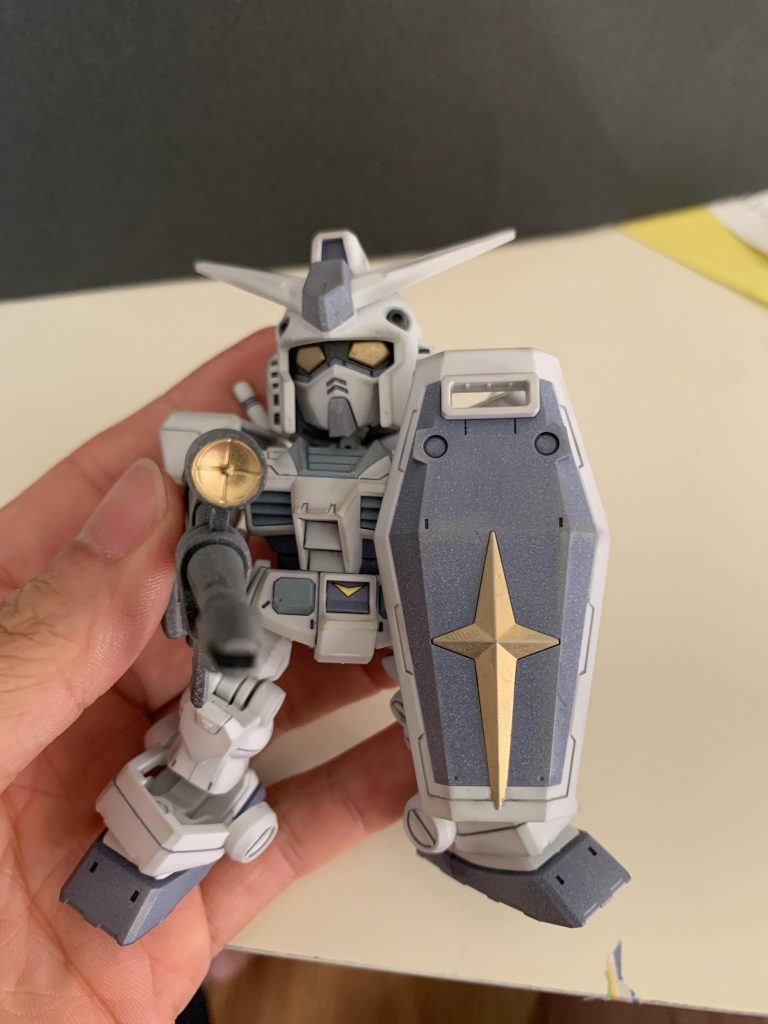 シールド、ビームライフルの標準、アイをガンダムマーカーゴールドで塗装