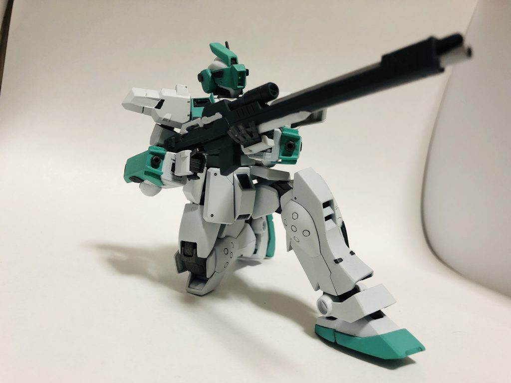 ビームスナイパーライフルを構えて。

 各関節の可動範囲の拡張によって膝立ちの狙撃ポーズも綺麗に決まります。