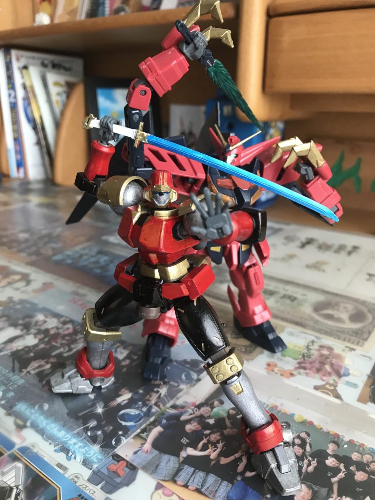 頭部はリーオーnpd に付属のマグアナック頭部の
角だけ切り取って塗り分け。モノアイを無くした
代わりに青い発光部がツインアイとして機能する
シナンジュの逆パターンと思ってくだされ(笑)