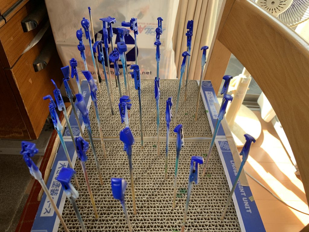 白サフ➡︎EXAMブルー1➡︎Mr.カラーのコバルトの順番で塗装しました。
本当はEXAMブルー1で終わりたかったのですが塗装が下手なもので似た様な色を探していたらコバルトの缶スプレーを見つけ上から吹き何とか綺麗に見える様になりました。