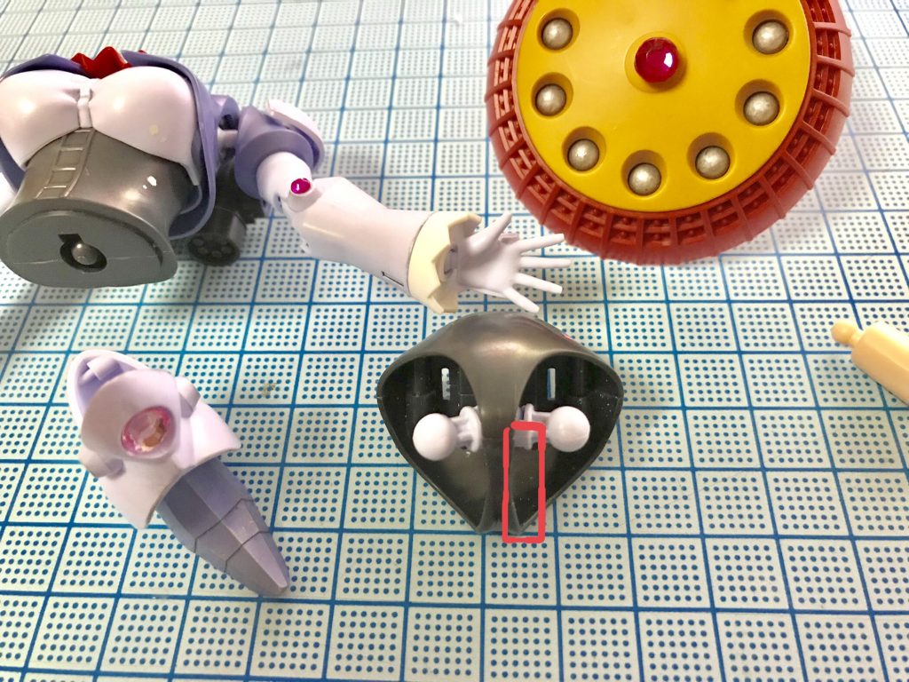 分かりづらいですが、写真赤枠内を削り、脚をクロス(女の子立ち)出来るよう改造してます。