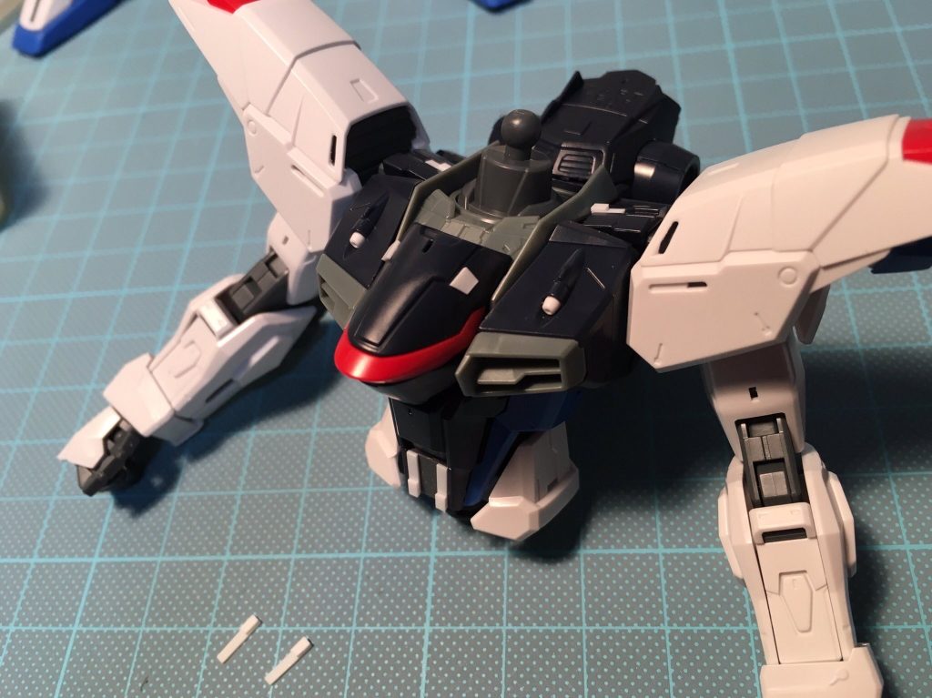 ディテールが多く追加されてアレンジされてますが、胴体は若干アレンジが控えめな気がしたのでプラ板を切り貼りしてます。
目立ちにくいですが、頭部も同様にプラ板を貼ってます。