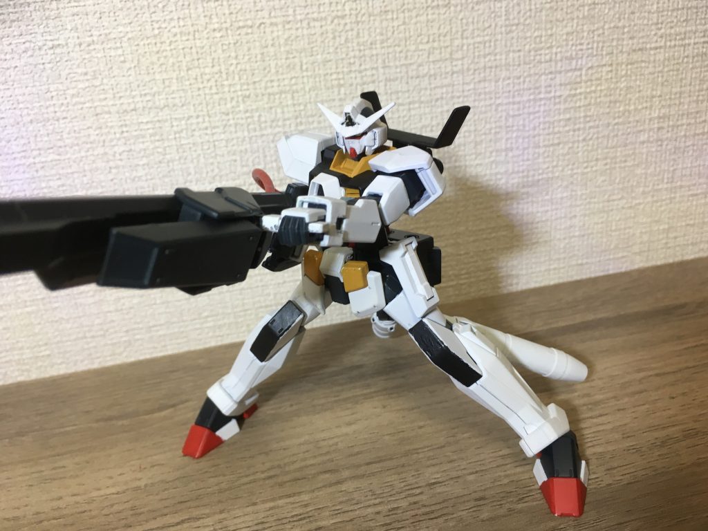 プロトドッズマグナムは両手で構えて撃つことができます。
劇中でムクレドが搭乗したシャルドールのメガランチャーに、ドッズライフルの回転機構を加えて破壊力を底上げした武装、という設定。