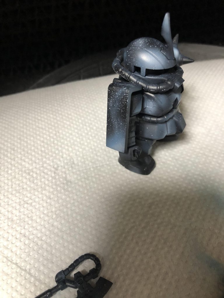2色目、Mr.カラーミディアムブルー。
白のアウトラインをなぞってぼかしたり、丸く押し当てたりしたところにグラデーションをかけます。
全体にサッとふた吹きくらいしときます。