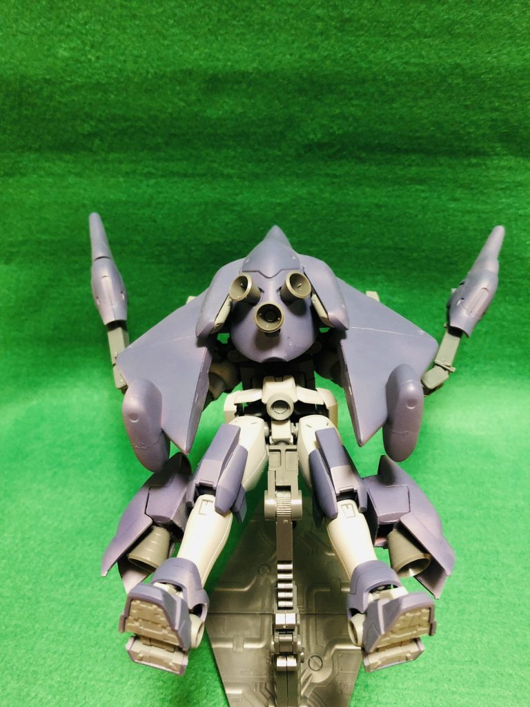 背面。いっそ潔く脚丸出しに。