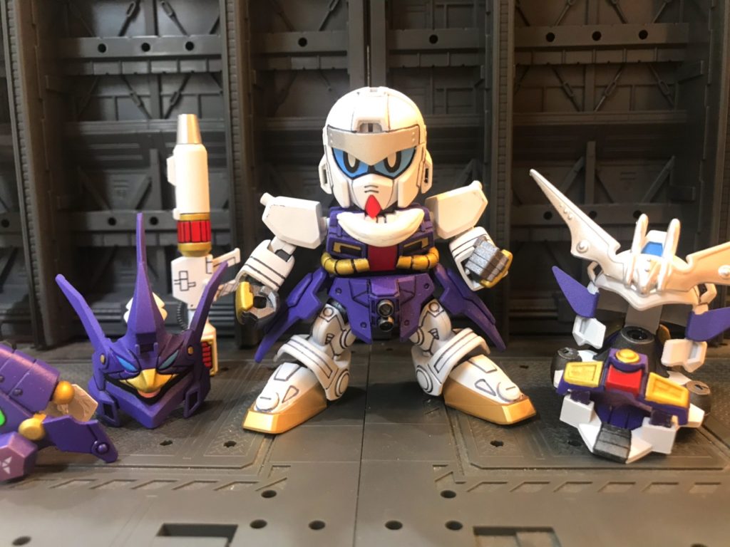 軽装タイプもいつものごとくなるべく元キットに近づくようにしてます。今回はレジェンドBBナイトガンダムの頭部パーツに鉄斗羅の頭部パーツの拡張したものをかぶせた感じです。腰のパイプはFGザクのものを使ってます。